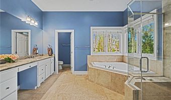 560 Club Dr, Aurora, OH 44202