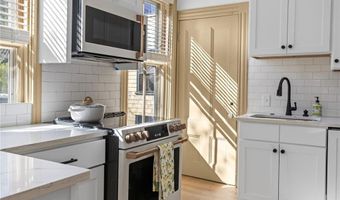 18 Barney St 1, Newport, RI 02840