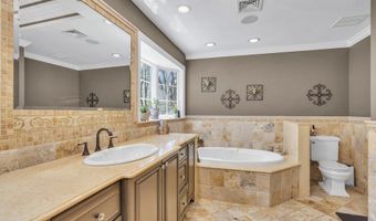 14 Bunker Hill Dr, Middletown, NJ 07748