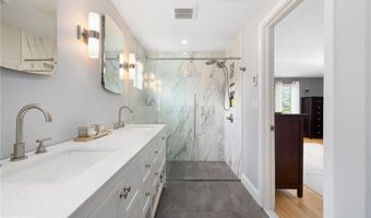 5 Maloney Ln, Middletown, RI 02842