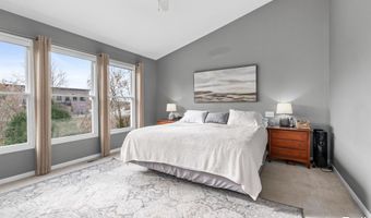 33 Fox Point Ct NE, Ada, MI 49301