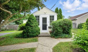 29 Park Ave, Belford, NJ 07718