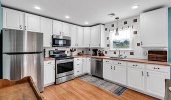 6 Roxbury Dr, Barnegat, NJ 08005