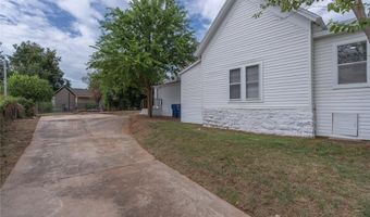 1027 W Idaho Ave, Chickasha, OK 73018
