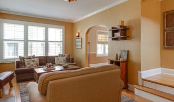 805 S Mitchell Ave, Arlington Heights, IL 60005