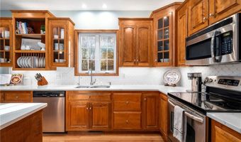 15 Leonard Dr, North Smithfield, RI 02896