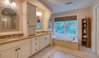 2 Warren Gln, Burlington, CT 06013
