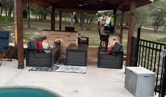 828 Shady Grv, Adkins, TX 78101