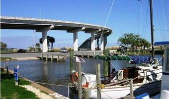 63 8th St, Apalachicola, FL 32320