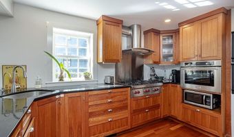 3 Vicksburg Pl, Newport, RI 02840