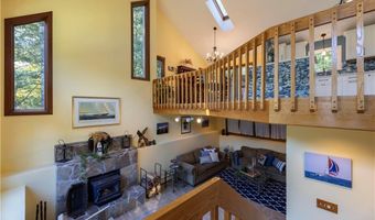 8 Robin Dr, North Kingstown, RI 02852