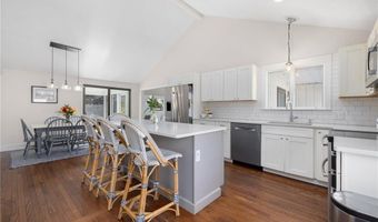 8 SCHOOL HOUSE Rd, Narragansett, RI 02882
