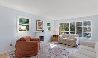 1 Gladridge Dr, East Greenwich, RI 02818