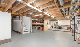 1237 Fox River Dr, Algonquin, IL 60102