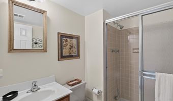 8024 GARLOT Dr, Annandale, VA 22003