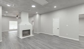1027 W Idaho Ave, Chickasha, OK 73018