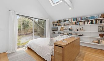 54 Gardiner Dr, Amagansett, NY 11930