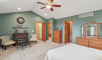 2012 Country Cove Ln, Altoona, IA 50009