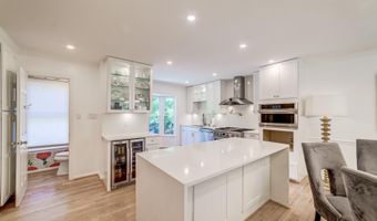 8 CARRIAGE HOUSE Cir, Alexandria, VA 22304