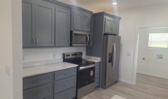 33 Elmwood Ln, Baxley, GA 31513