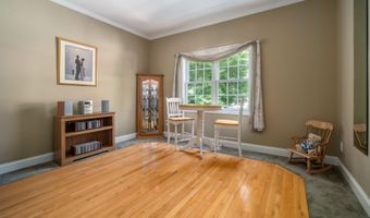 35 Shinnecock Hills Dr, Albany, NY 12205