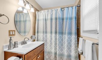 82 Spinnaker Ct, Bayville, NJ 08721