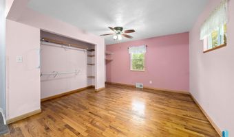 313 S 6th Ave, Brandon, SD 57005