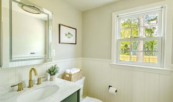 18 Chantilly Dr, Barrington, RI 02806