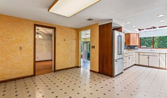 8 Greenwood Pl, Middletown, NJ 07748
