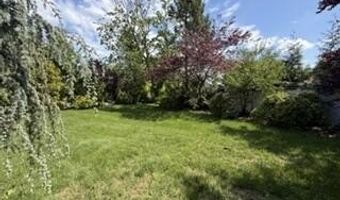 96 Compton St, Belford, NJ 07718