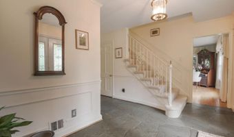 9921 KENTSDALE Dr, Potomac, MD 20854
