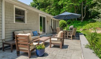 31 Wildwood Dr, Branford, CT 06405