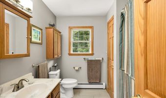 21 Bowling Green Ln, Belfast, ME 04915