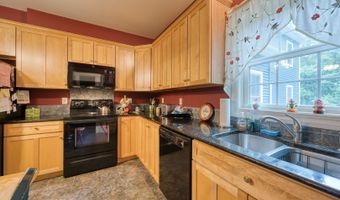 2 Warren Gln, Burlington, CT 06013
