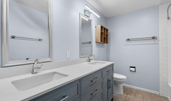 1023 W RIDGEVIEW Dr, Appleton, WI 54914