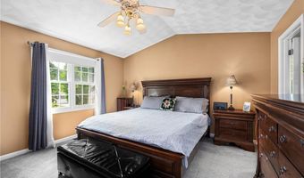 84 Country Hill Ln, North Kingstown, RI 02852