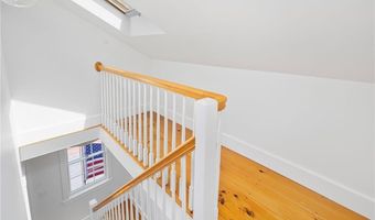 5 Tews Ct, Newport, RI 02840
