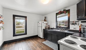 1215 NAVARINO St, Algoma, WI 54201