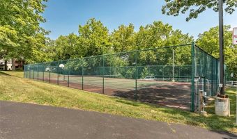 817 Woodside Trails Dr, Ballwin, MO 63021