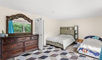 10 Rockingham Ct, Bedford, NH 03110
