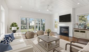 1 Knowlton Ct, Bristol, RI 02809