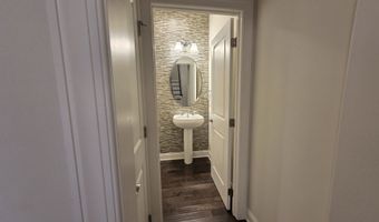 12 Putnam Ln, Danbury, CT 06810