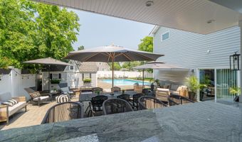 71 Compton St, Belford, NJ 07718