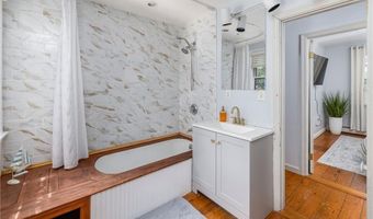 37 Concord Dr, Middletown, RI 02842