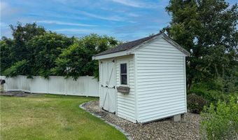 2 Beatrice Ln, Bristol, RI 02809