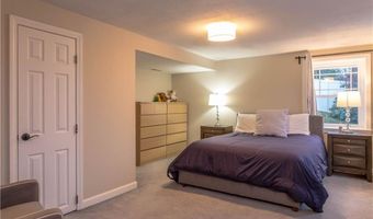 25 Algonquin Dr, Middletown, RI 02842