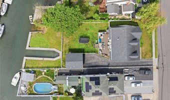 34 Meadow Ln, Amityville, NY 11701