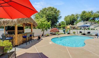 5 Trotter Ter, Belford, NJ 07718