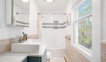 23 Holland St 2, Newport, RI 02840
