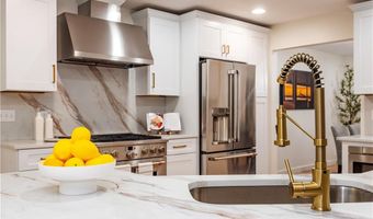 247 Glen Hill Dr, North Kingstown, RI 02874